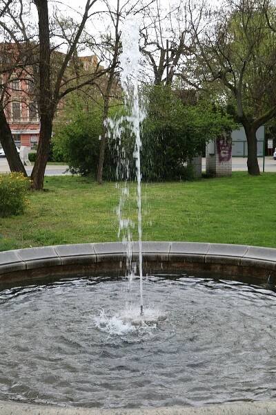 Budějovice nemají jen Samsona. Je tu i Samsonek a Chlapec se žábou