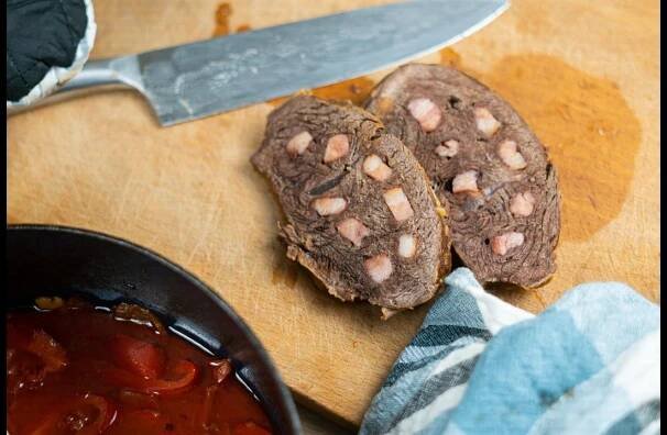 Cikánská hovězí pečeně: Prošpikovaná slaninou a dochucená paprikou chutná skvěle