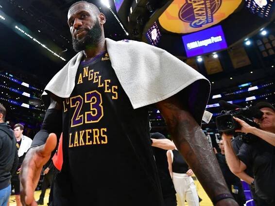 LeBron James: O ikona basketbalu hrajícím se synem