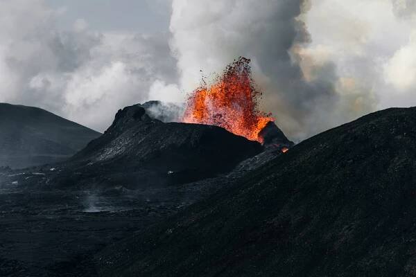 Dramatický pohled na erupci sopky Fagradalsfjall na Islandu stock fotka