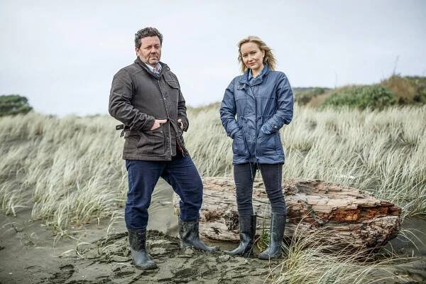 Vraždy v Brokenwoodu - Promo - Neill Rea, Fern Sutherland