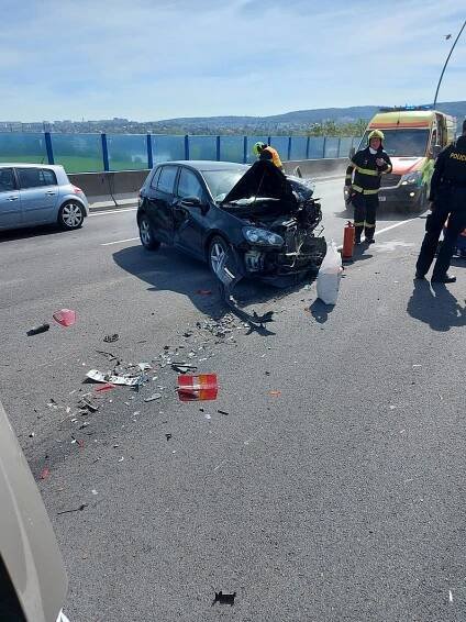 Na Radotínském mostě v Praze zasahují hasiči zasahujeme u nehody… | POŽÁRY.cz - ohnisko žhavých zpráv | hasiči aktuálně
