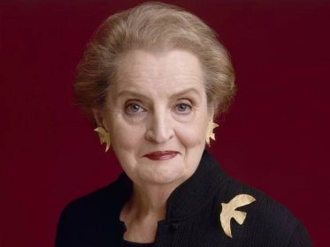 Madeleine Albrightová: Rázná politička, která ovlivnila svět nejen svými brožemi
