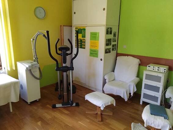 pohybová rehabilitácia a prístroj na lokálna kryoterapia (kryo)