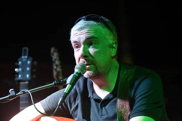 Terasami zněly nesmrtelné písničky Stanislava Wabiho Daňka v podání jeho Tributu