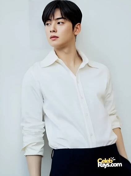 Eun Woo's charming looks