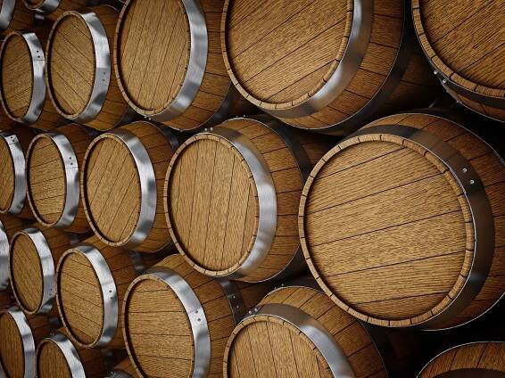 Dřevěné dubové brandy vína pivní sudy řádky — Stock obrázek