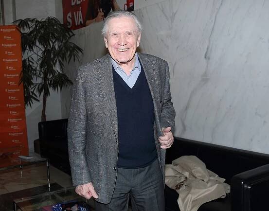 Vitální osmdesátník Petr Kostka: Elegán na tahu, bez košile a saka ani ránu - Expres.cz