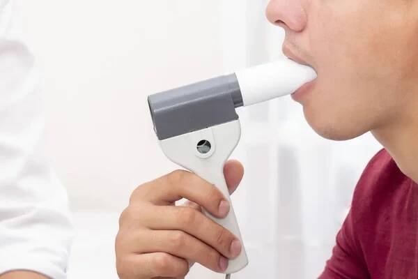 Zařízení, u kterého se spirometrie provádí, se nazývá spirometr. Spirometrie se používá k diagnostice nemocí, jako je bronchiální astma, COPD, a také k posouzení stavu dýchacího přístroje v jiných chorobách a v průběhu různých lékařských — Stock obrázek