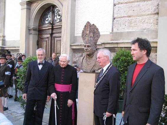 10 Enthüllung Papstbüste