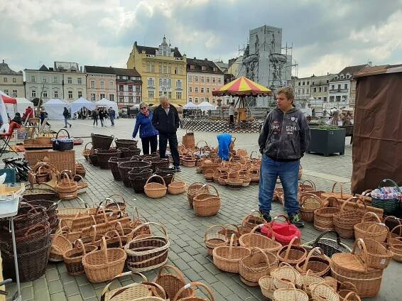 Langoš za 120, zelené pivo za 60. Za kolik si nakoupíte na budějovickém trhu