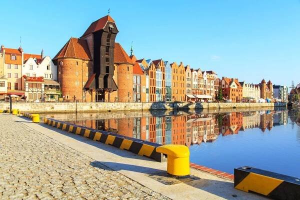 Nábřeží řeky Motlavy se středověkým jeřáb „Zuraw“ | maniscule/123RF.com