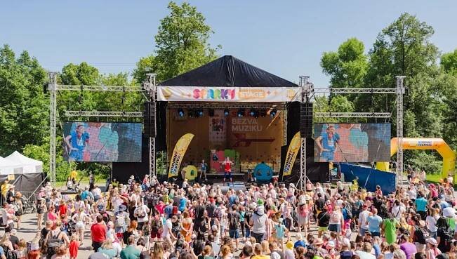 Bezva Fest Tour 2025: Rodinná jízda plná zábavy a pomoci | eMaminy.cz