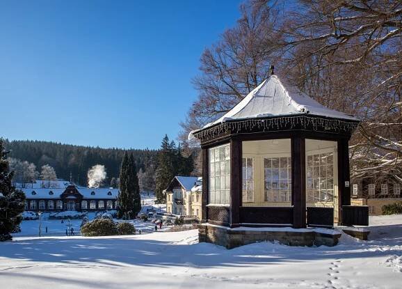 Lázně Karlova Studánka – malebná architektura a čistá příroda Jeseníků | PrimaVylety.cz