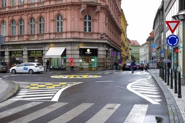 Národní je nově obousměrná. V centru Prahy proto vznikla „parodie na kruháč“