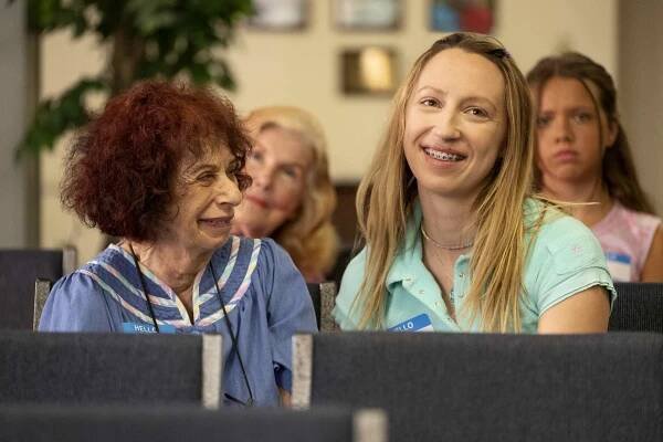 PEN15 - Community Service (S01E05) (2019) | Galerie - Z epizody | ČSFD.cz