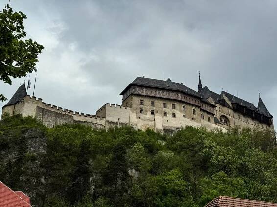 Výlet na Karlštejn: Kolik stojí vstup a kde se najíst v restauraci | Fotr na tripu
