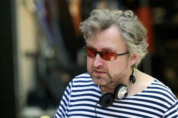 Režisér Jan Hřebejk stojí za dvěma díly krimiseriálu Místo zločinu České Budějovice, Knihou hříchů a Oběšencem, které v pondělí 13. a 20. února vysílá Česká televize. Točilo se na Blatné a Hluboké.