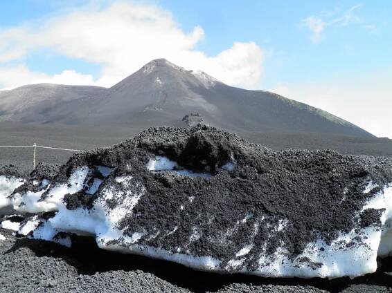 Etna - činná sopka na Sicílii. - Sopka