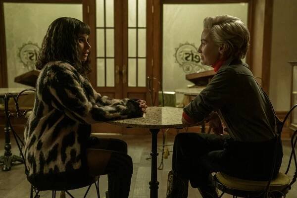 Diane Guerrero, Wynn Everett - Doom Patrol - Hope Patrol - Z filmu