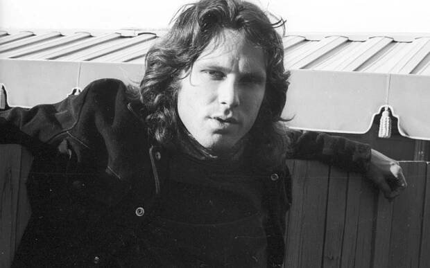 Le chanteur Jim Morrison du groupe de rock The Doors pose pour un portrait le 21 décembre 1967 à Los Angeles, Californie. 