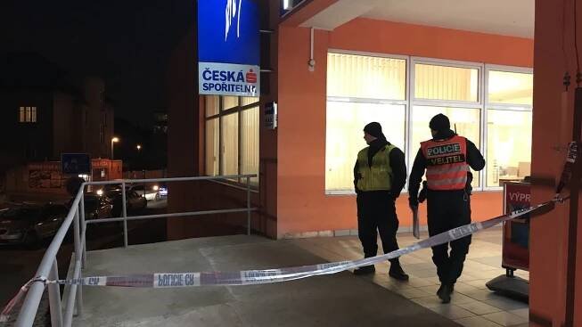 Zásahovka zadržela dvojici podezřelou z přepadení banky v Praze - Novinky