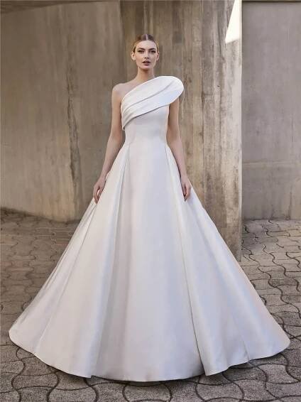 Jednoduché svatební šaty Pronovias MAIDEN s límcem na jedno rameno