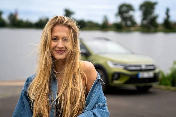 Česká Miss World si vybrala nové auto. Je pro ni kanceláří, šatnou i restaurací. A ještě musí zbýt místo pro surfové prkno