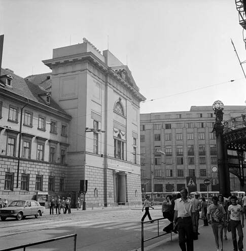 Dům U Hybernů a Státní banka československá v ulici Na Příkopě
Autor: ČTK