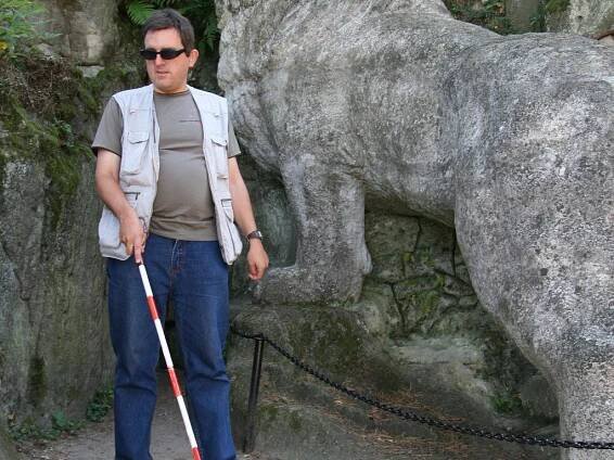 Jan Pavlíček provází v jeskyni se slepeckou holí