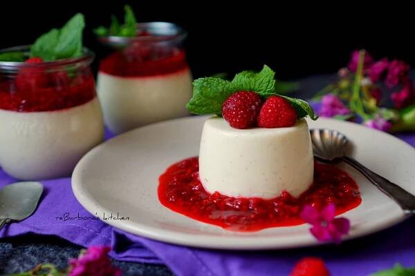 Limetková panna cotta s malinovou omáčkou