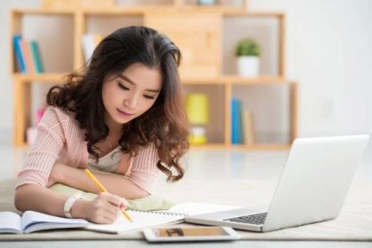 Essay Writing 101: 8 Essential Tips for First-Year College Students