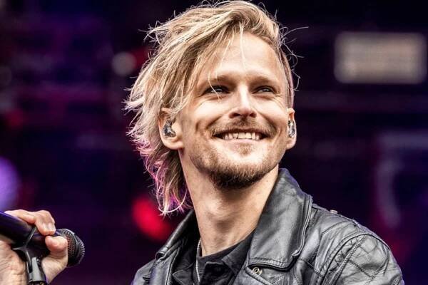 Erik Grönwall roztáčí kolo štěstí a nahrává skladbu v duchu JUDAS PRIEST | Spark Rock Magazine