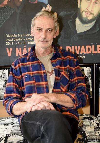 Herec Daniel Rous nedorazil na zahájení sezóny Strašnického divadla. Po pádu z výšky skončil v Motole