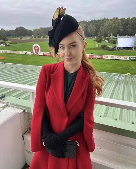Móda z Velké pardubické: Outfity plné barev doplnily klobouky i fascinátory všech velikostí!