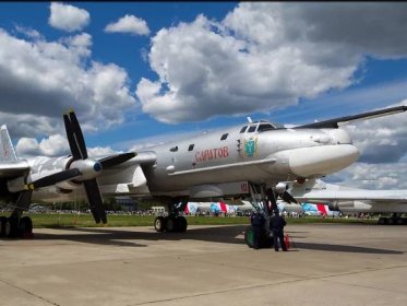 Rusové namalovali letadla na ploše letiště. Tímto způsobem se snaží zmást nepřítele a ochránit skutečné bombardéry Tu-95MS - Techsvět