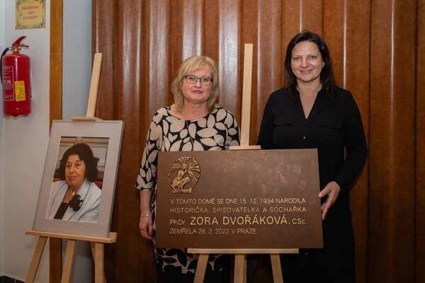Kladno si připomnělo Zoru Dvořákovou. Pamětní deska bude zdobit její rodný dům