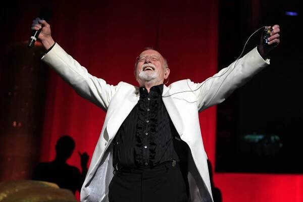 Roger Whittaker, Balladeer With an International Reach, Dies at 87