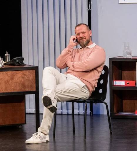 Drsoň v pruhovaném triku. Filip Blažek se image nevzdává, skončí s ní tak za pět let. VIP skandály a aférky | Krajské listy.cz