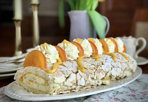 Pavlova roláda s pistáciemi a pomerančovým krémem