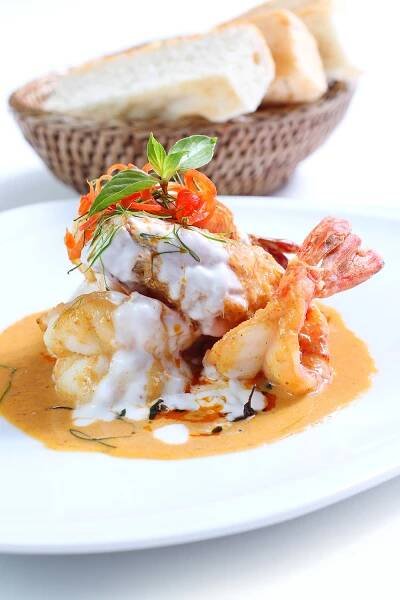 Prawns with sweet curry sauce and sweet basil leave