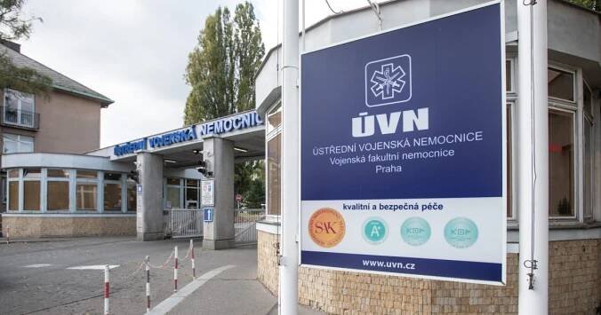 Odsouzený manažer se podílel na řízení provozu vojenské nemocnice, kolegům z univerzity sebral půl milionu