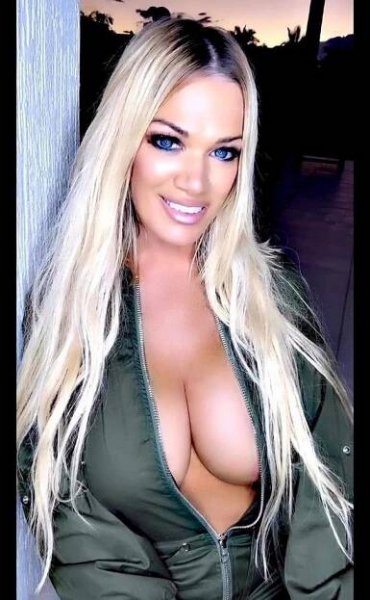 Sexy babička se vzteká: Smazali jí profil na sociální síti pro pubescenty!