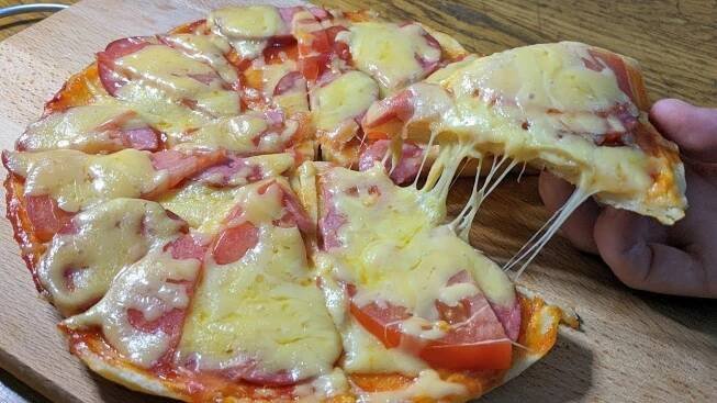 Vyzkoušejte k večeři netradiční pizzu na pánvi. Hotovo budete mít do 15 minut