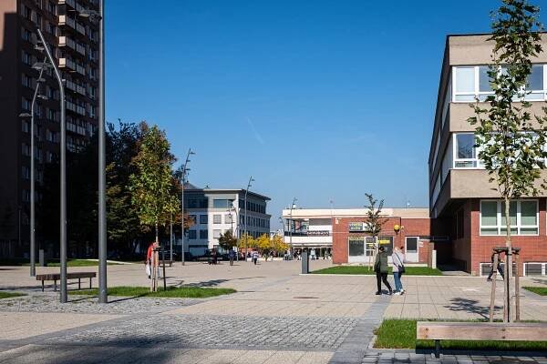 Podívejte se. Rekonstrukce prostoru před poliklinikou v Hrabůvce skončila