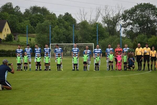 Nástup jako v Lize mistrů. Fotbalisty v I. B třídě doprovodila na hřiště mládež