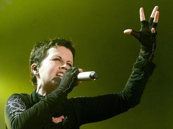 Zpěvačka Cranberries O'Riordanová se utopila opilá ve vaně, ukázalo vyšetřování
