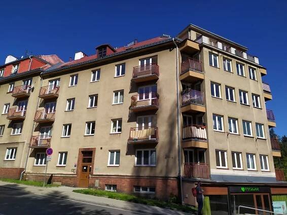 Pronájem pěkného bytu 2+kk, ca 30 m2, včetně parkování, v centru Liberce, za 8.500,- Kč + spotřeby.
