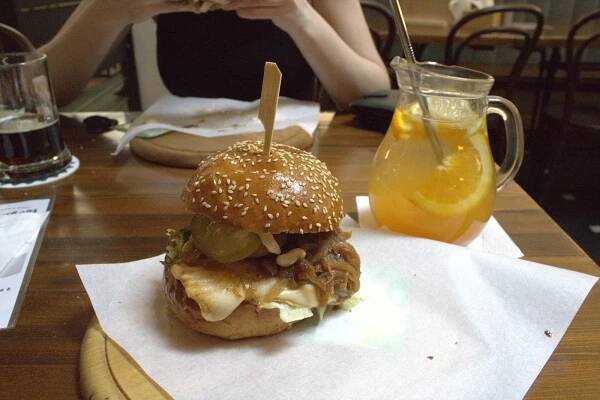 Olomouc v bulce 3: Burger & Beer Brothers se sýrovou bombou