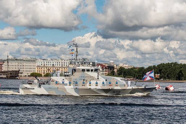 Soubor:День ВМФ 2020 СПб. Противодиверсионный катер Юнармеец Заполярья 938.jpg – Wikipedie